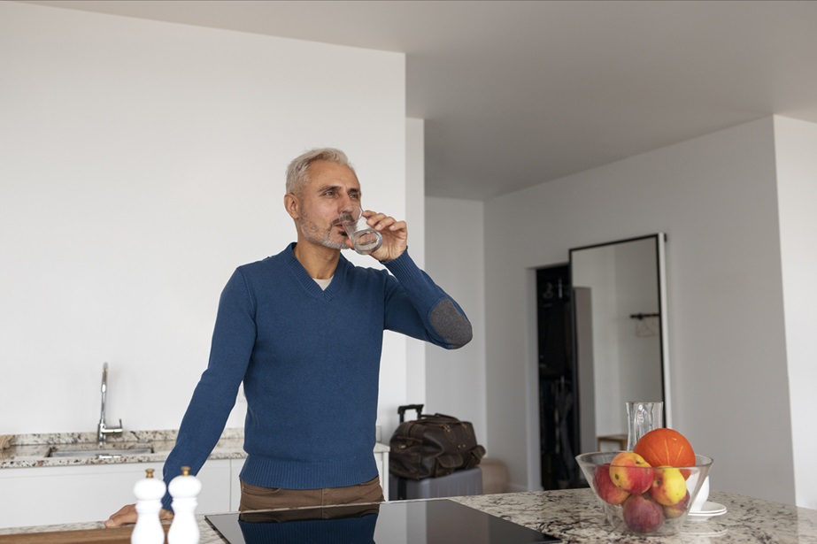 Nowoczesne rozwiązanie technologiczne w mieszkaniu – dystrybutor wody podłączony do sieci