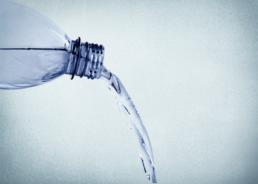 Z kranu, z butelki, a może z filtra – którą wodę wybrać?