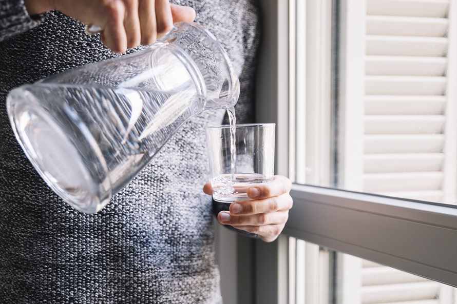 8 sygnałów że pijesz za mało wody – co mówi twoje ciało?