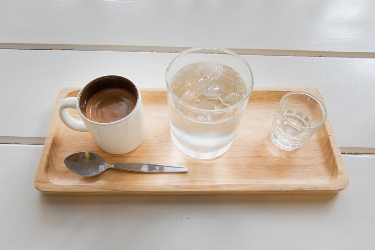 Dlaczego warto pić wodę zamiast kawy? O porannym nawodnieniu zamiast kofeiny