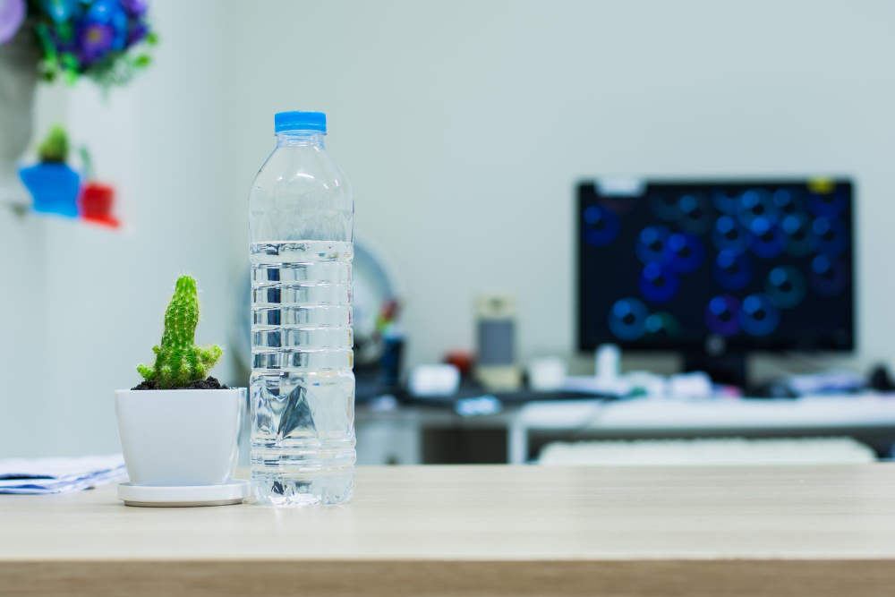 Ukryte koszty wody butelkowanej w biurze – nie tylko cena na fakturze
