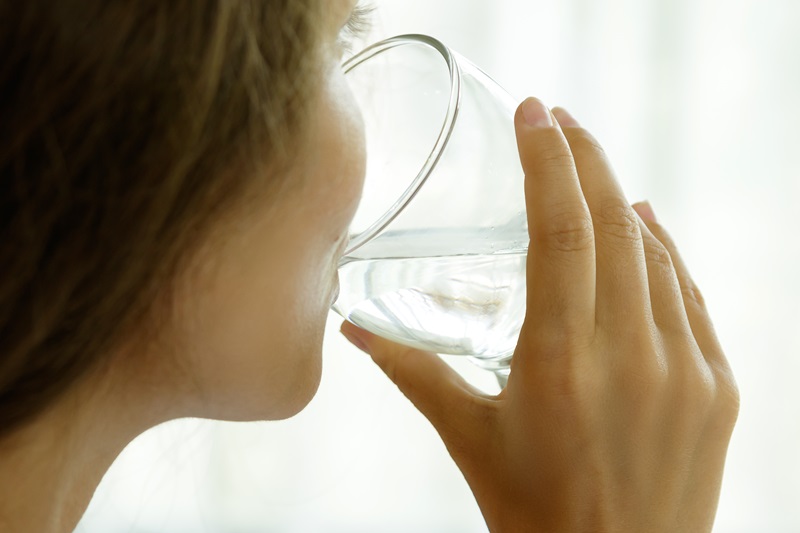 Ile wody pić dziennie? Nawodnienie organizmu