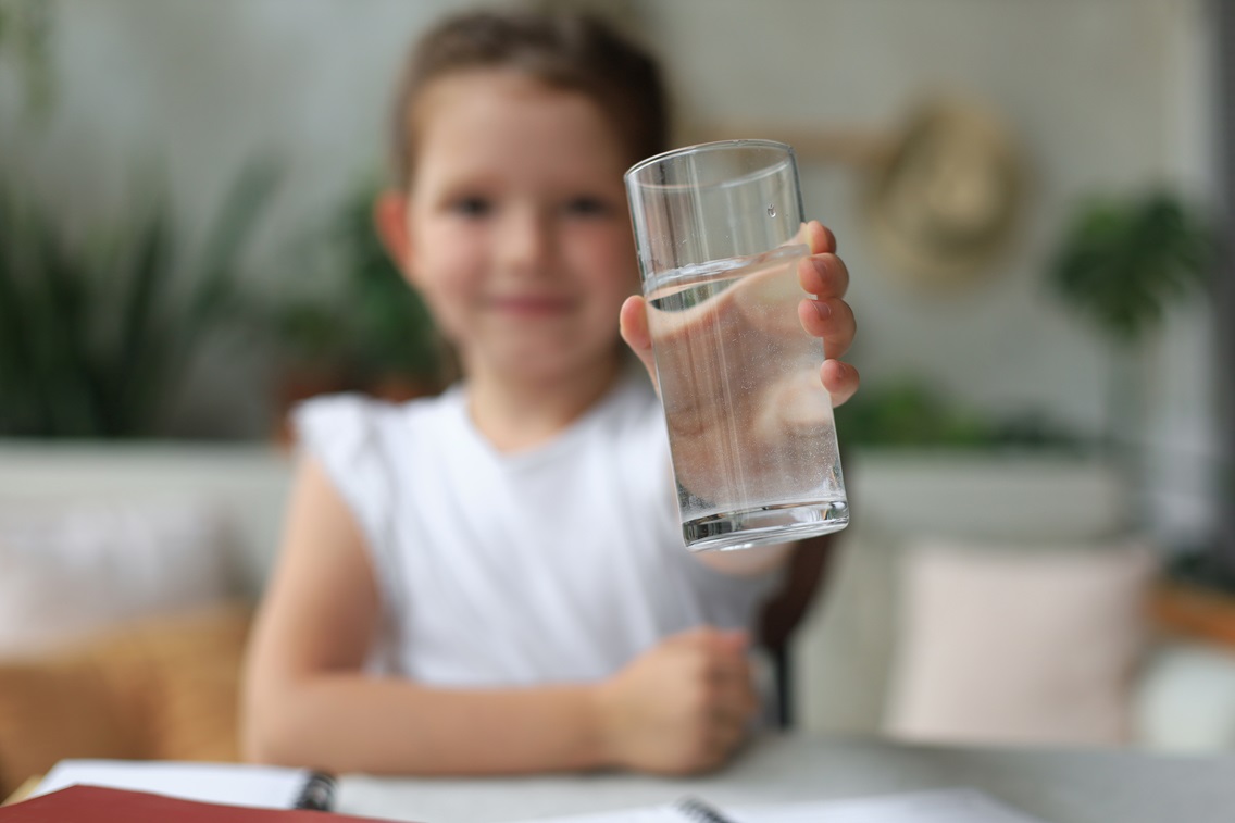 Dostęp do wody pitnej w przedszkolu – jak zachęcić dzieci do picia wody?